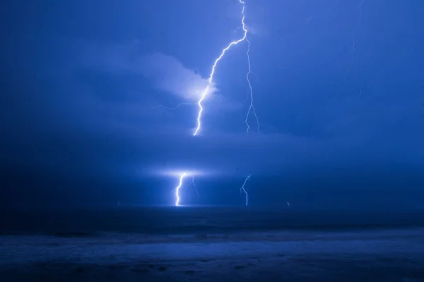 Вспышка Молнии Над Морскими Грозовыми Облаками — стоковое фото