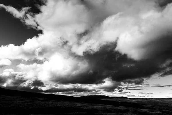 Uma Vista Panorâmica Paisagem Nublada Com Grandes Nuvens Fofas Uma — Fotografia de Stock