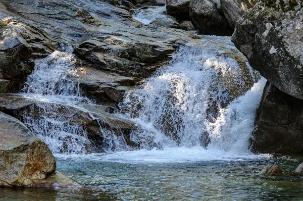 Primer Plano Agua Clara Fluyendo Través Las Rocas — Foto de Stock