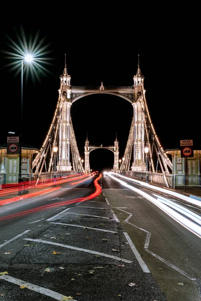 阿尔伯特桥上八角形收费亭的垂直镜头 London — 图库照片