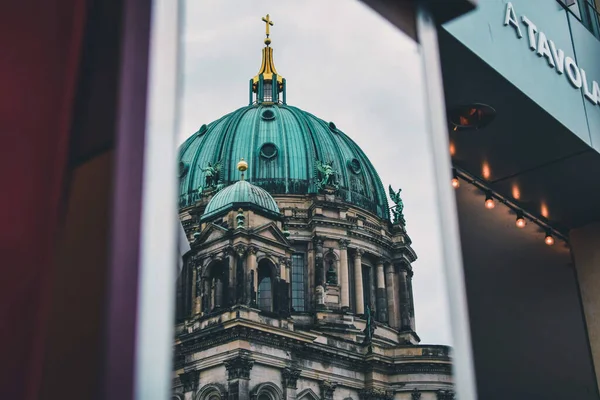鏡の中のベルリン大聖堂の反射 ベルリンドーム ドイツ — ストック写真