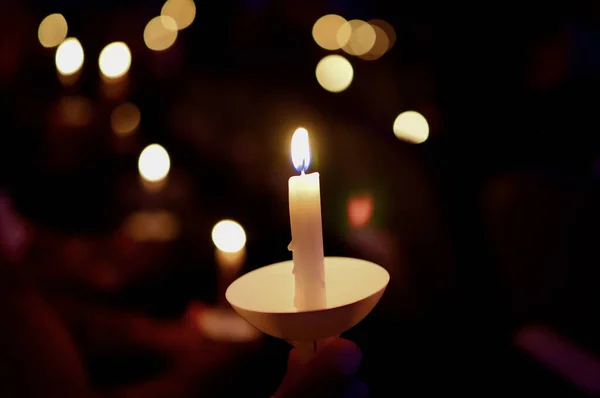 Ein Schöner Blick Auf Eine Brennende Kerze Und Die Bokeh — Stockfoto