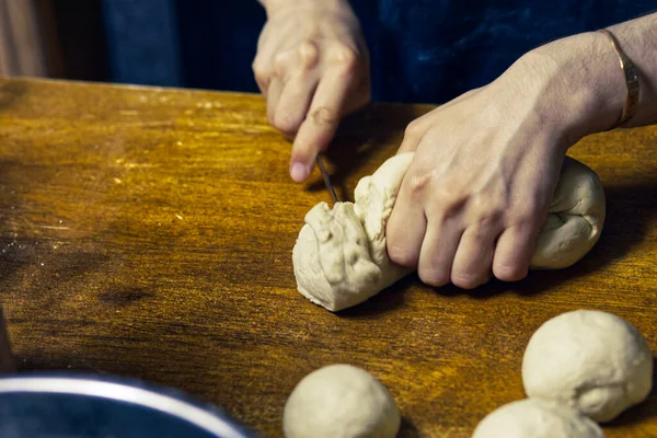 Κοντινό Πλάνο Χέρια Του Φούρναρη Κόβουν Ζύμη Για Ψωμί Ξύλινο — Φωτογραφία Αρχείου