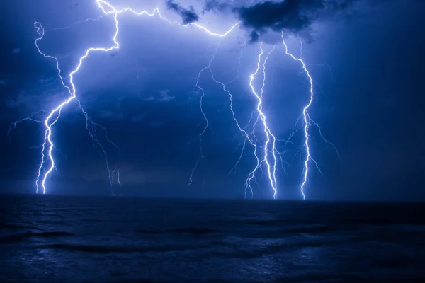 雷雨の雲の上に雷のフラッシュ — ストック写真