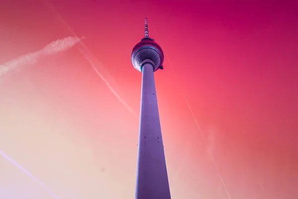 Niski Kąt Ujęcia Berlińskiej Wieży Telewizyjnej Berliner Fernsehturm Niemcy — Zdjęcie stockowe