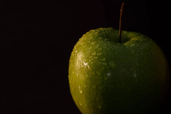 Närbild Bild Våt Grön Äpple Svart Bakgrund — Stockfoto