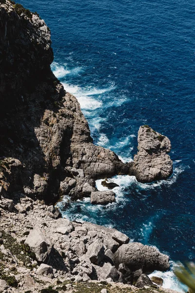 悬崖峭壁和蓝色大海的垂直镜头 — 图库照片