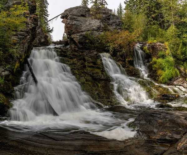 Schöne Aufnahme Eines Wasserfalls Wald — Stockfoto