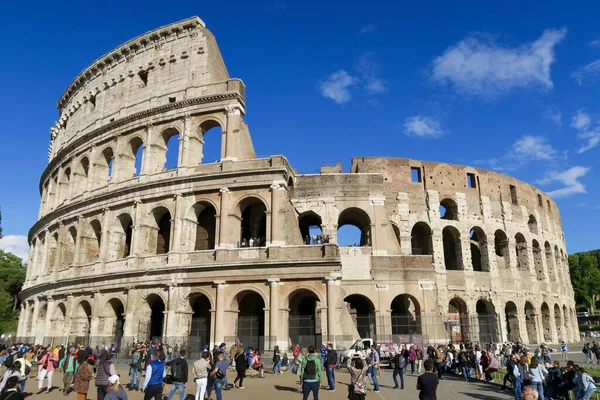 青い空の下で美しいローマのコロッセオと観光客の景色 — ストック写真