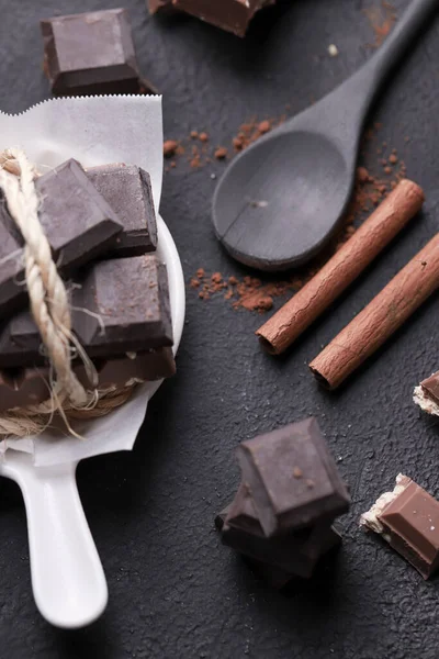 Una Cuchara Cacao Polvo Barras Chocolate Sobre Fondo Oscuro — Foto de Stock