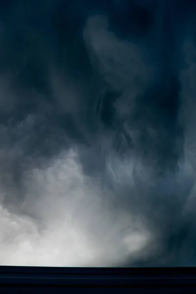 Вертикальный Снимок Тяжелых Грозовых Облаков Проходящих Над Клайпедой Литва — стоковое фото