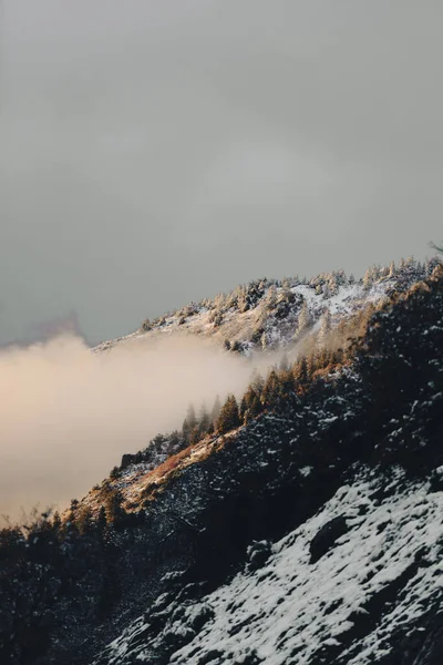 Plano Vertical Hermosas Montañas Nevadas Con Nubes Flotantes —  Fotos de Stock