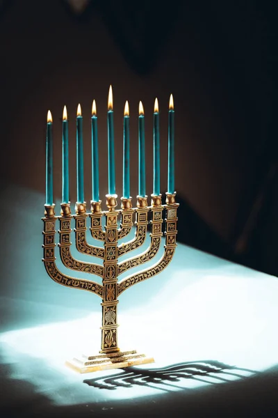 Plano Vertical Hanukkah Menorah Con Velas Encendidas Temporada Navideña —  Fotos de Stock