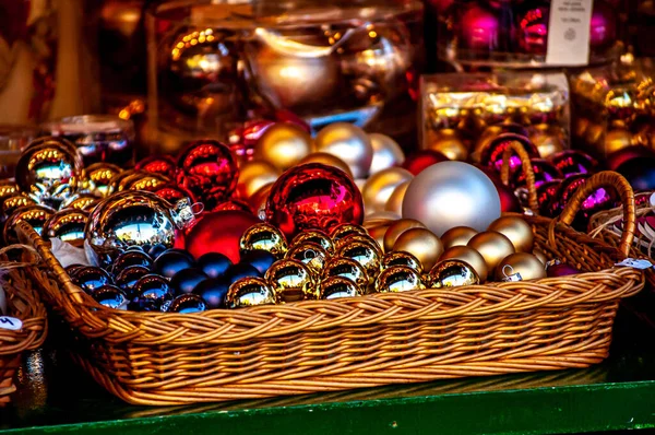 Kerstboom Ballen Van Verschillende Kleuren Koop Een Kerstmarkt Een Mand — Stockfoto