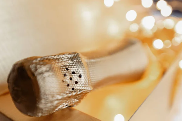 Selectieve Focusfoto Van Gouden Doos Met Fles Champagne Bokeh Verlichting — Stockfoto