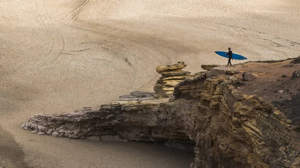 Egy Gyönyörű Kép Egy Szörfösről Sziklán Nappal Náci Városban Portugáliában — Stock Fotó