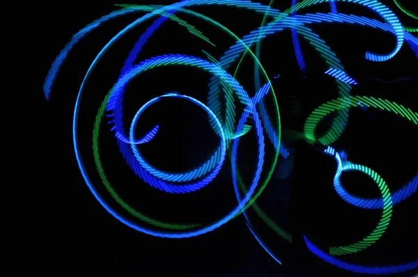 抽象的な青緑の渦のデジタルレンダリングと黒の背景の曲線 — ストック写真