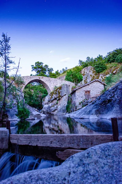 Вертикальный Снимок Старого Каменного Моста Парке — стоковое фото