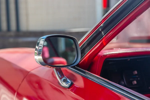 Крыло Автомобиля Зеркало Красного Классического Автомобиля Мускулистая Машина Улице — стоковое фото