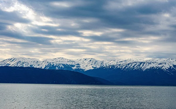 Θέα Των Χιονισμένων Βουνών Στο Βάθος Της Λίμνης — Φωτογραφία Αρχείου