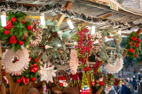 Hängende Weihnachtsdekoration Auf Einem Weihnachtsmarkt Grün Weiß Bei Tageslicht — Stockfoto