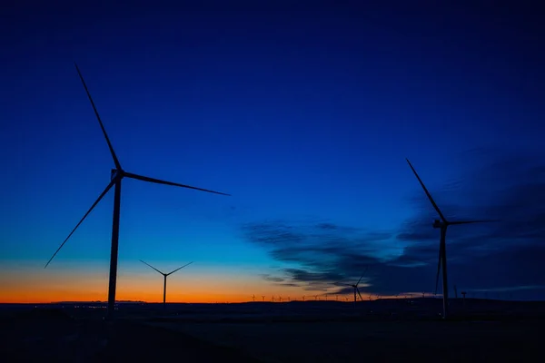 Las Siluetas Los Aerogeneradores Sobre Fondo Del Atardecer —  Fotos de Stock