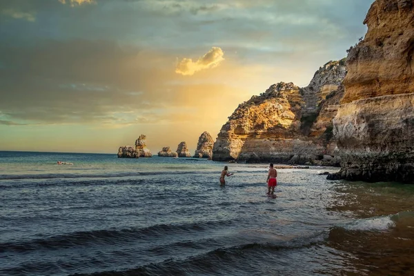 Gün Batımında Kayalıkların Denizin Güzel Manzarası Lagos Algarve Portekiz — Stok fotoğraf