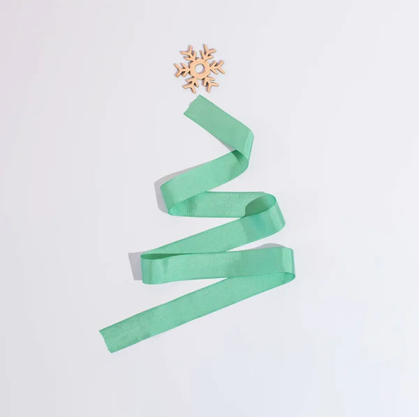 Closeup Minimalistic Christmas Tree Star Green Ribbon White Surface — Stock Photo, Image