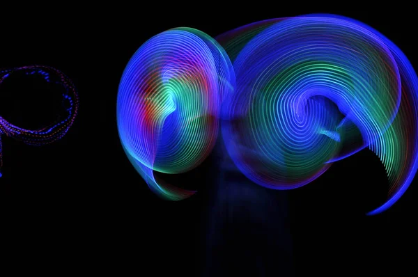 抽象的な青のカラフルな渦と黒の背景の曲線のデジタルレンダリング — ストック写真