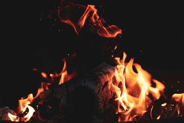 Eine Nahaufnahme Des Nächtlichen Lagerfeuers — Stockfoto