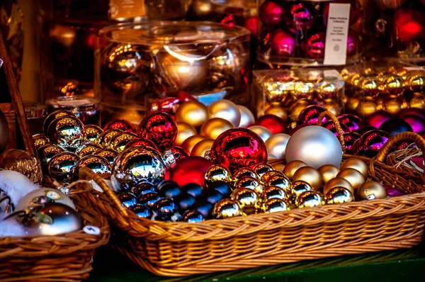 Christmas Tree Balls Differents Colors Sale Christmas Market Basket — Stock Photo, Image