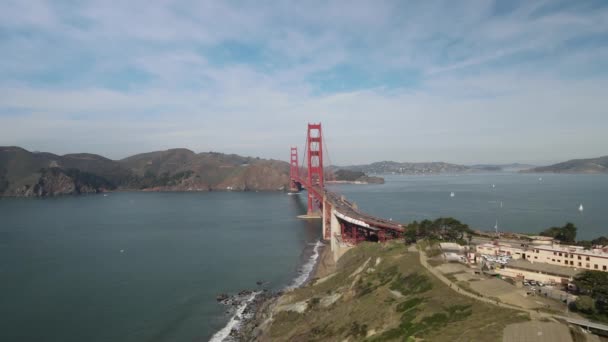 Εναέρια Πλάνα Από Διάσημη Γέφυρα Γκόλντεν Γκέιτ Στο Σαν Φρανσίσκο — Αρχείο Βίντεο