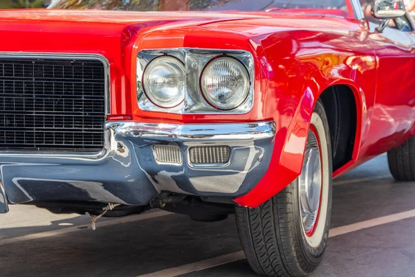Red Classic Car Muscle Car Parked Front Shop — Stock Photo, Image
