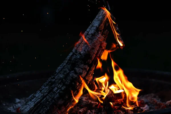 Eine Nahaufnahme Des Nächtlichen Lagerfeuers — Stockfoto