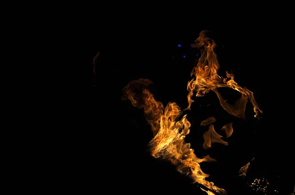黒を背景にオレンジの炎を燃やす美しいショット — ストック写真