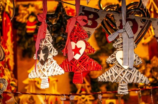 Vánoční Stromky Visí Dekorace Prodeji Vánočním Trhu Červená Šedá Bílá — Stock fotografie