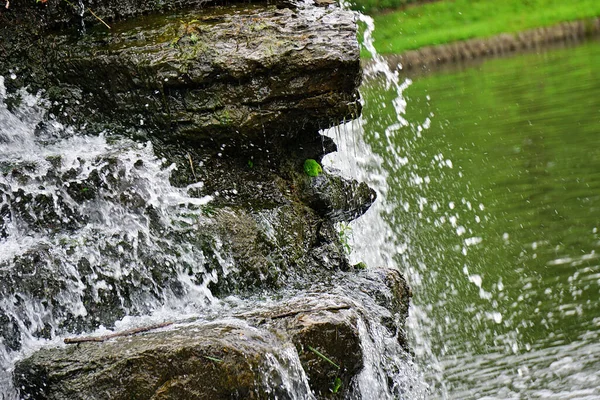 Closeup Shot Stream Splashing Rocks — Stock Photo, Image