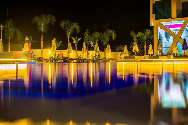 Wieczorny Widok Basen Odbiciami Światła Parasolami Pobliżu Hotelu — Zdjęcie stockowe