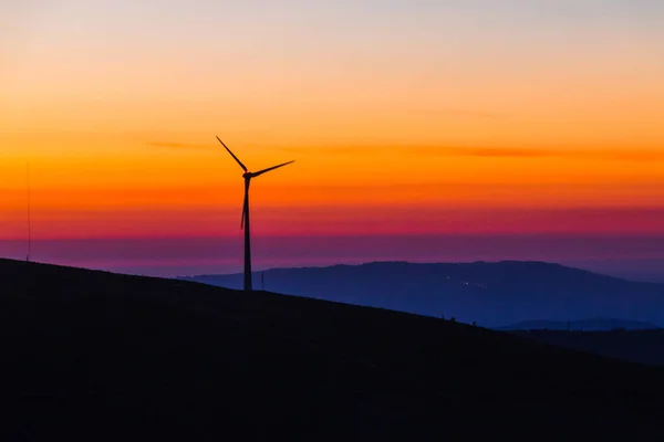 Silueta Větrné Turbíny Pozadí Západu Slunce — Stock fotografie