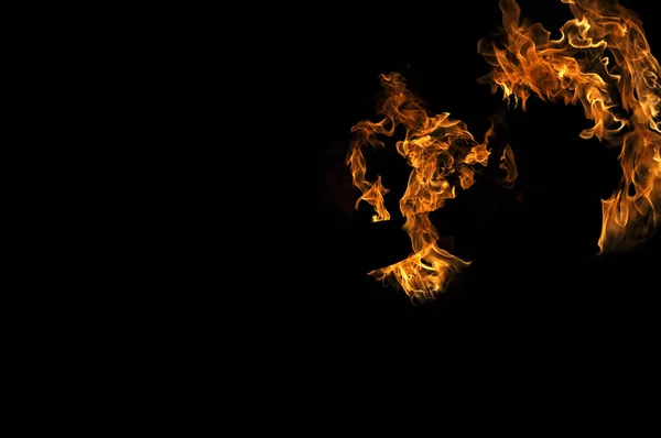 黒を背景にオレンジの炎を燃やす美しいショット — ストック写真