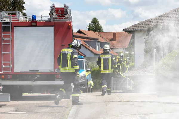 Крупный План Немецких Пожарных Упорно Работающих Дневное Время — стоковое фото