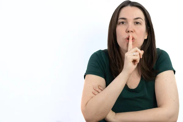 Junges Brünettes Mädchen Mit Langen Haaren Braunen Augen Grünes Shirt — Stockfoto