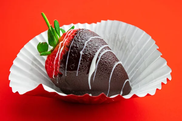 Eine Nahaufnahme Der Mit Schokolade Überzogenen Erdbeere Vor Rotem Hintergrund — Stockfoto