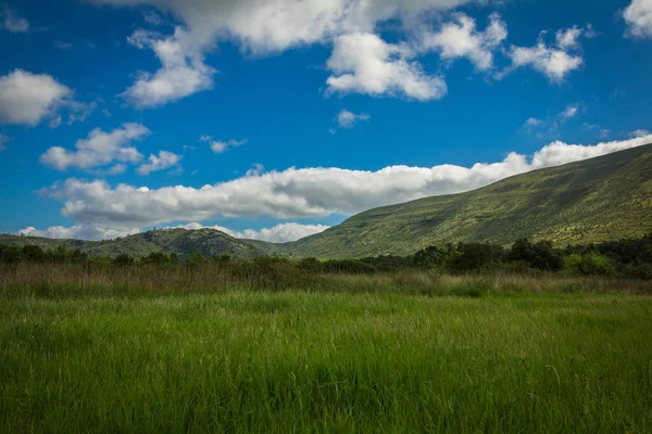 Hermosa Vista Las Tierras Altas Colinas Sobre Fondo Del Cielo — Foto de Stock