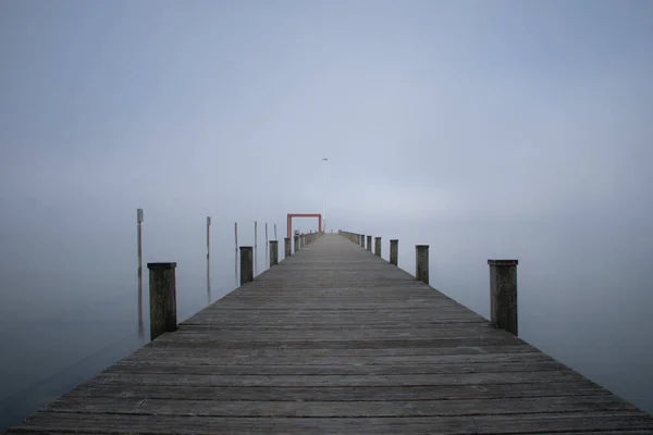 霧の日の木の歩道 — ストック写真