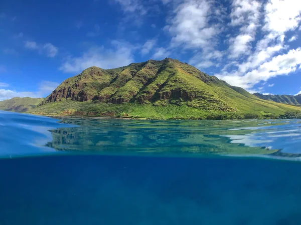 Une Vue Panoramique Une Montagne Verdoyante Vue Mer — Photo