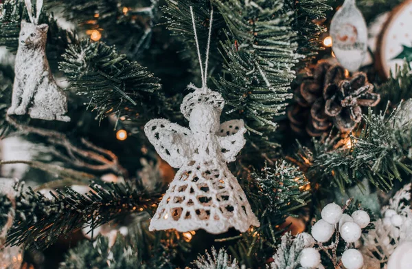 Enfeite Anjo Branco Pendurado Uma Árvore Natal Decorada Casa — Fotografia de Stock