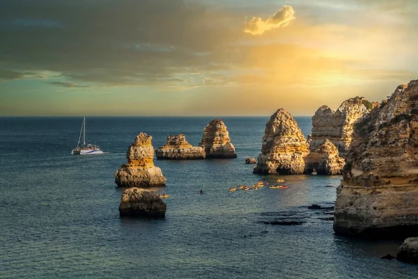 Gün Batımında Kayalıkların Denizin Güzel Manzarası Lagos Algarve Portekiz — Stok fotoğraf