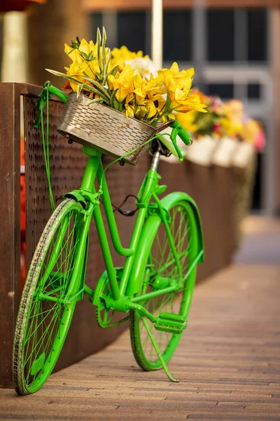 Велосипед Украшенный Красочными Искусственными Цветами — стоковое фото