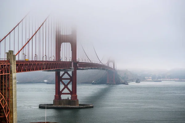 Hipnotyzujący Widok Most Golden Gate Przez Rzekę Chłodny Mglisty Dzień — Zdjęcie stockowe
